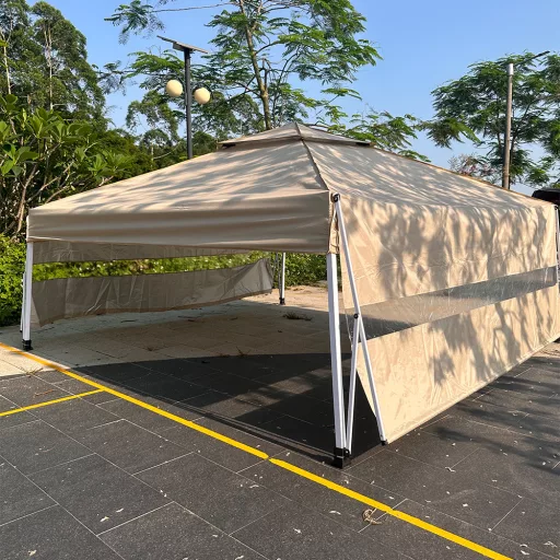 Pavilion cu prelată de umbrire și perete posterior parțial, bej