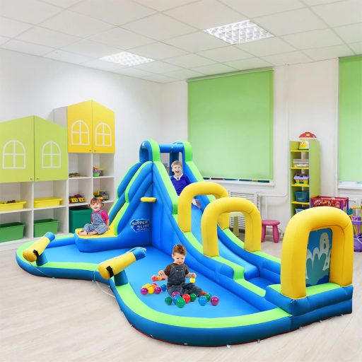 Parc acvatic gonflabil cu tunuri de apă